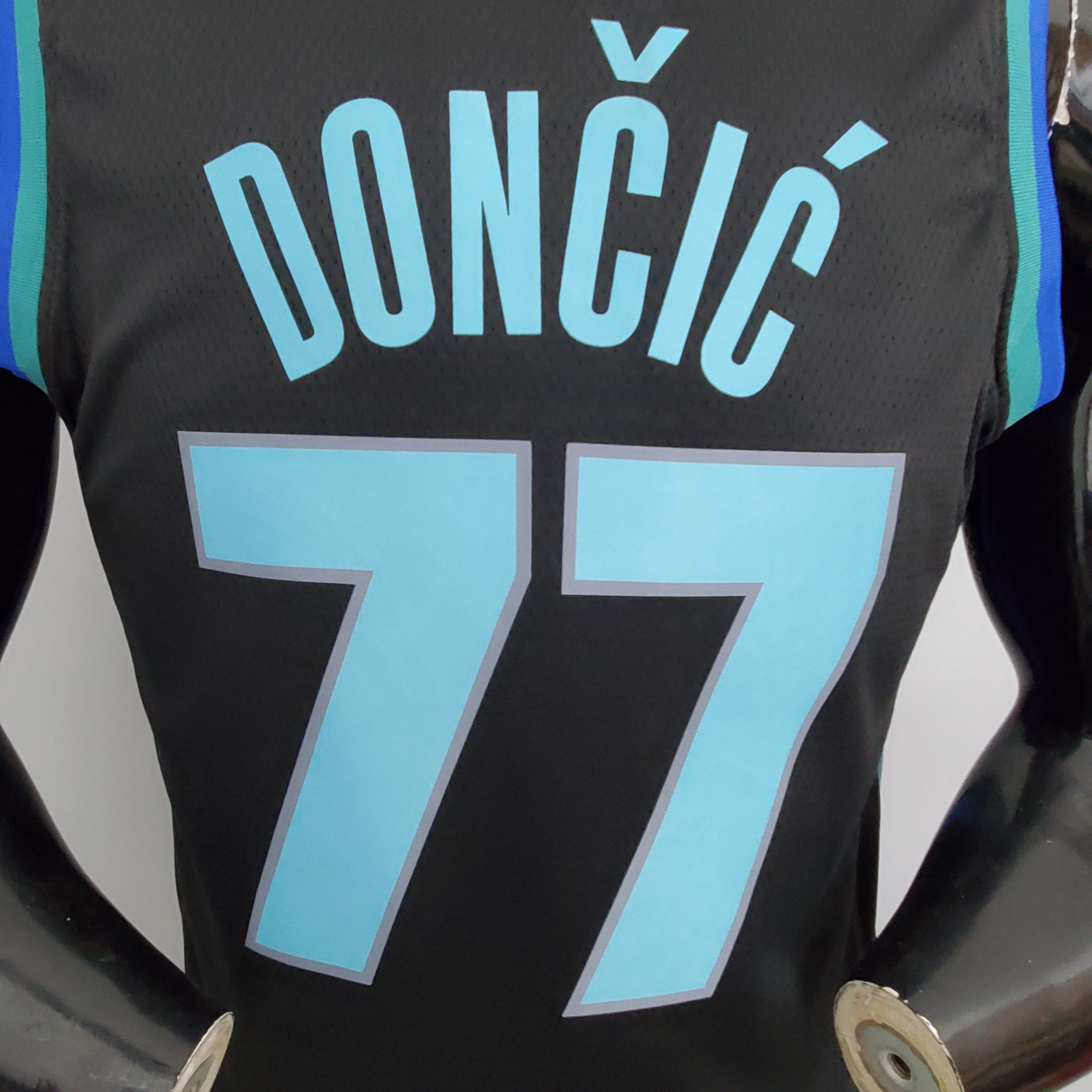 Regata NBA Dallas Mavericks - Doncic #77 Big Bull Head Black